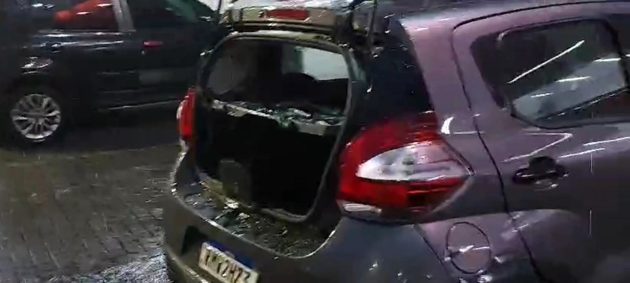 Vidro traseiro do veículo ficou danificado 