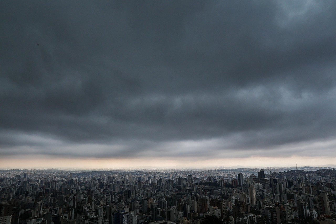 Segundo previsão meteorológica, tempo vai permanecer nublado em BH