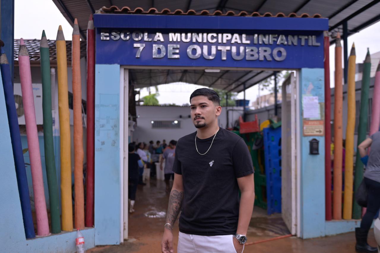 João Victor Silva, de 20 anos, viu a escola de sua infância invadida pela lama 