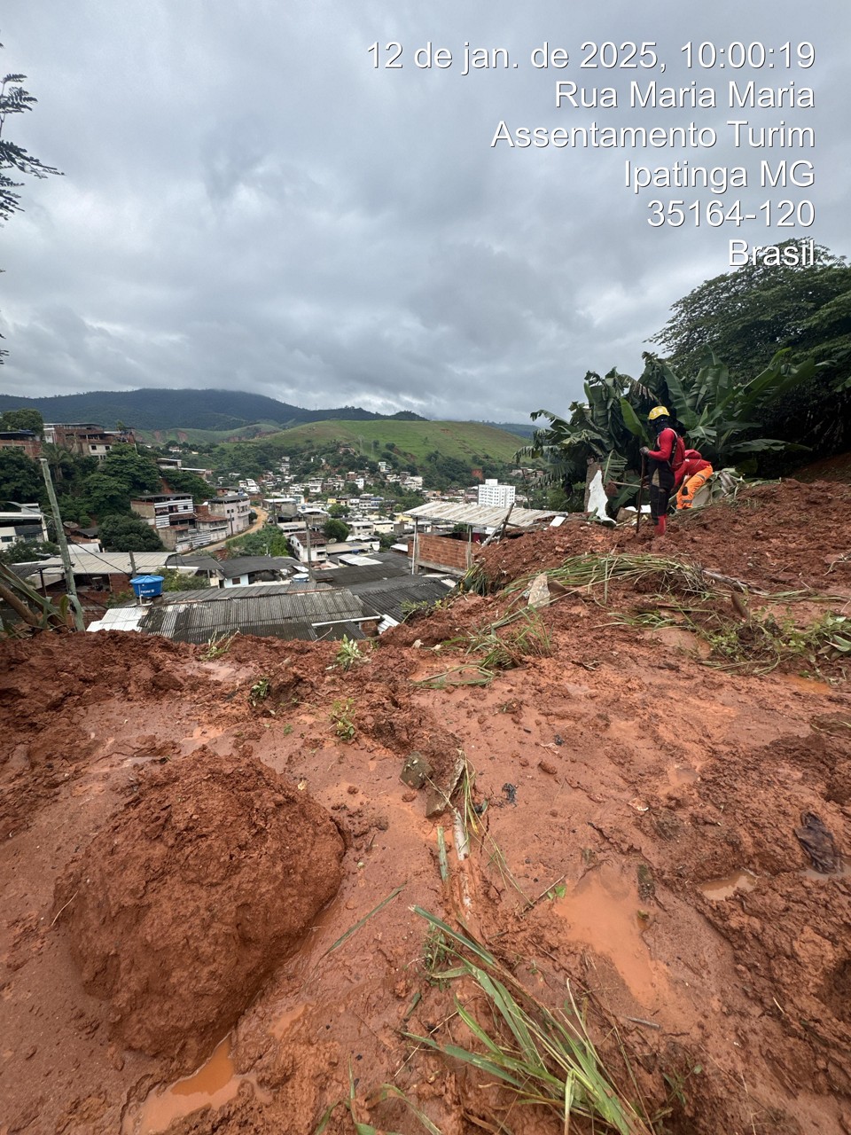 Bombeiros realizam buscas por vítimas em Ipatinga