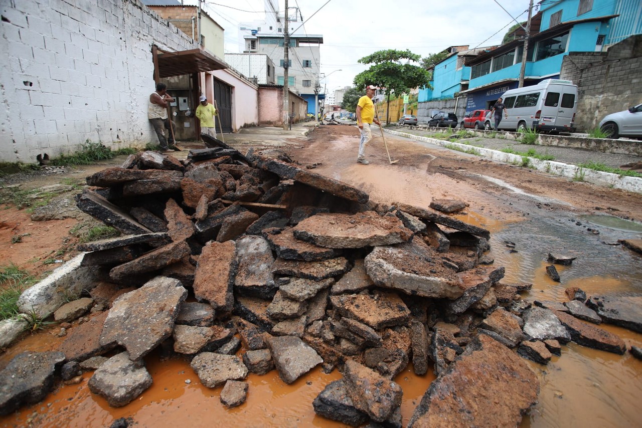 Sabará, cidade que teve rua destruída pela chuva, é um dos municípios que aparecem na lista do alerta