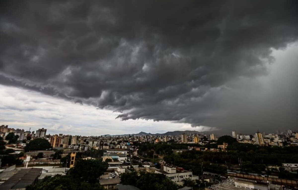 BH registrou um temporal nesta segunda-feira, com raios e rajadas de vento