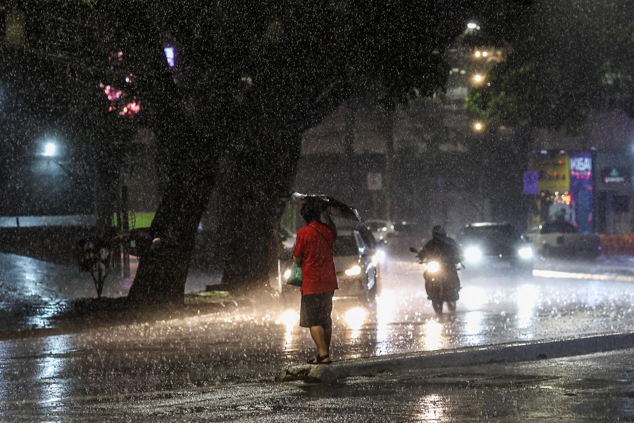 Cidades de MG podem registrar chuva intensa nas até a manhã desta terça-feira