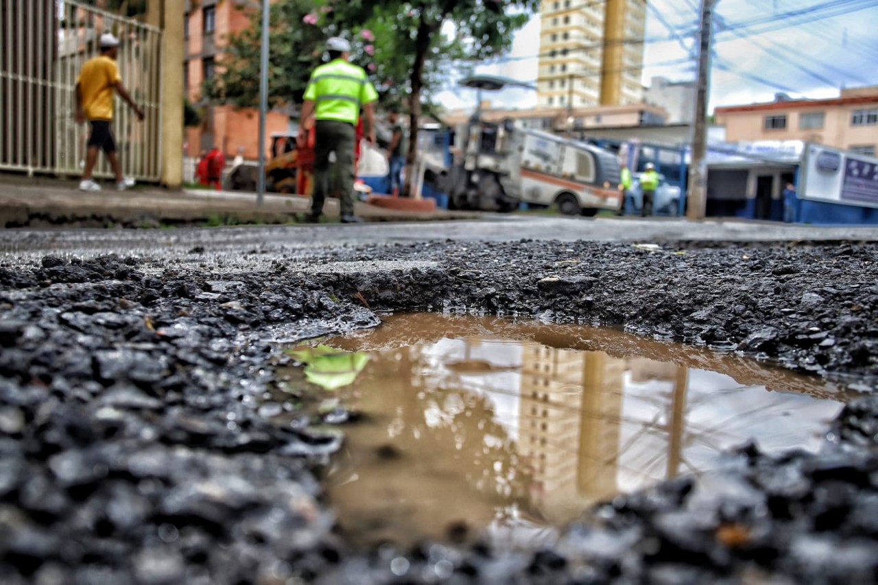 Na avenida Silva Lobo, na região Oeste, asfalto está sendo reparado após erosão