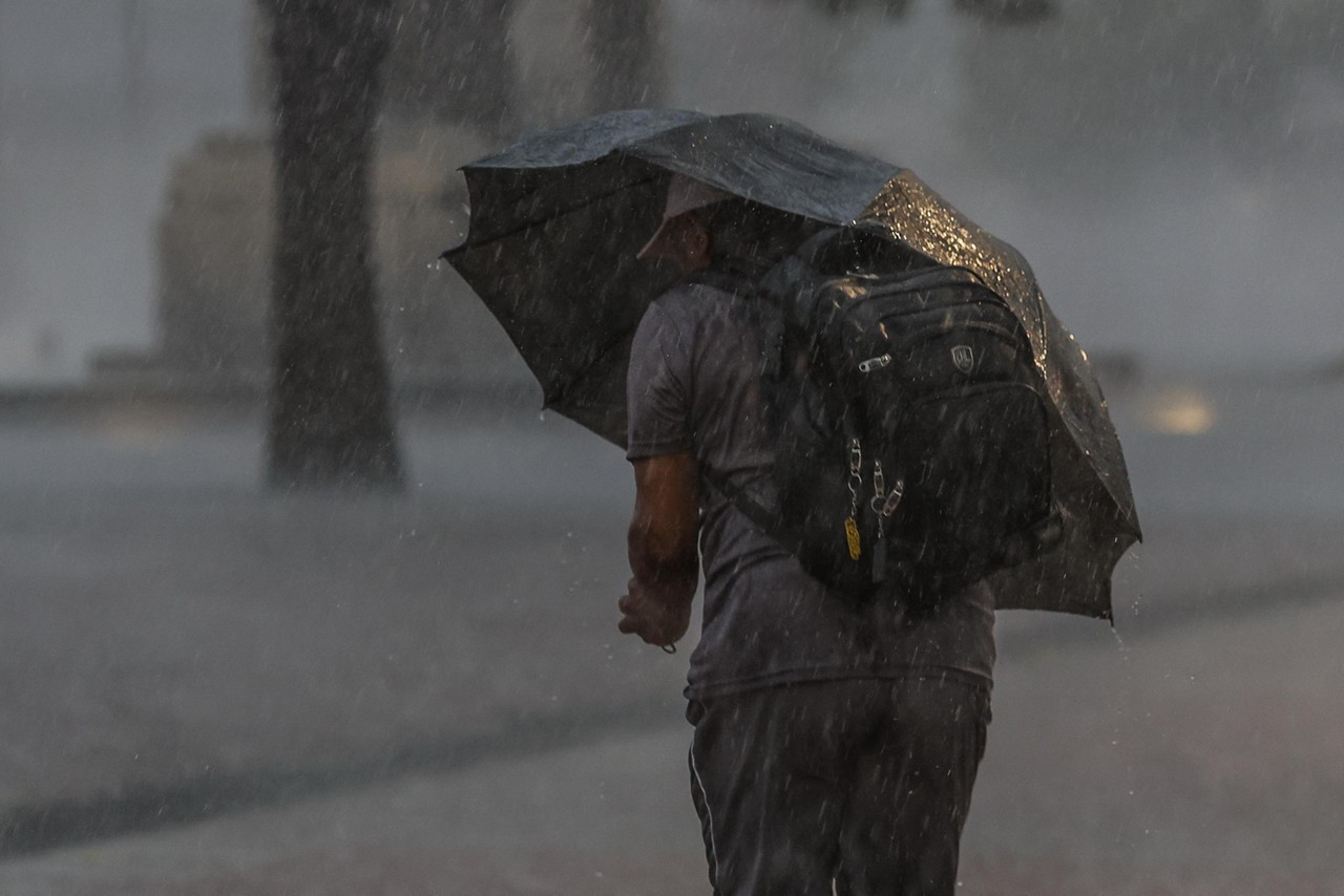 Foto ilustrativa mostra chuva em rua de BH