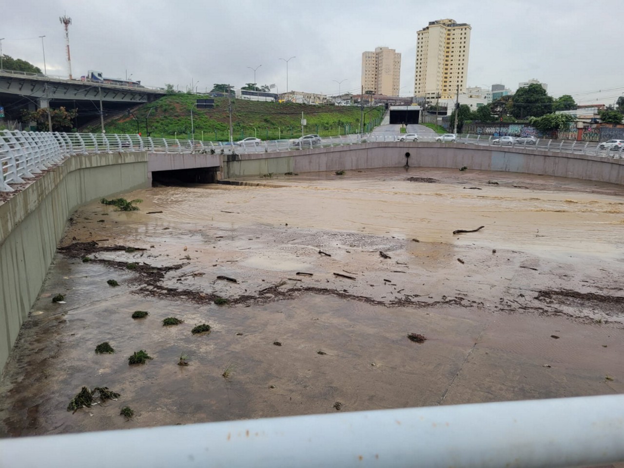 Bacia de contenção da avenida Vilarinho transbordou em meio à forte chuva 
