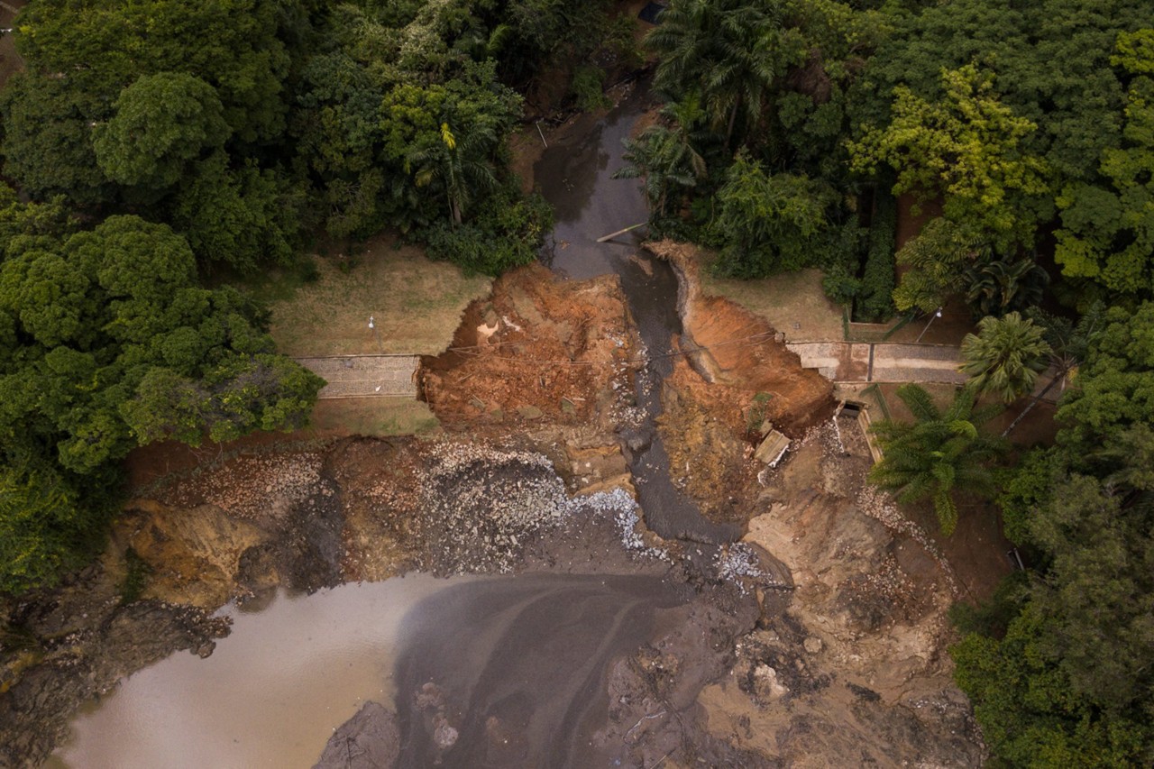 A barragem da Lagoa do Nado se rompeou durante as fortes chuvas na cidade nesta quarta-feira