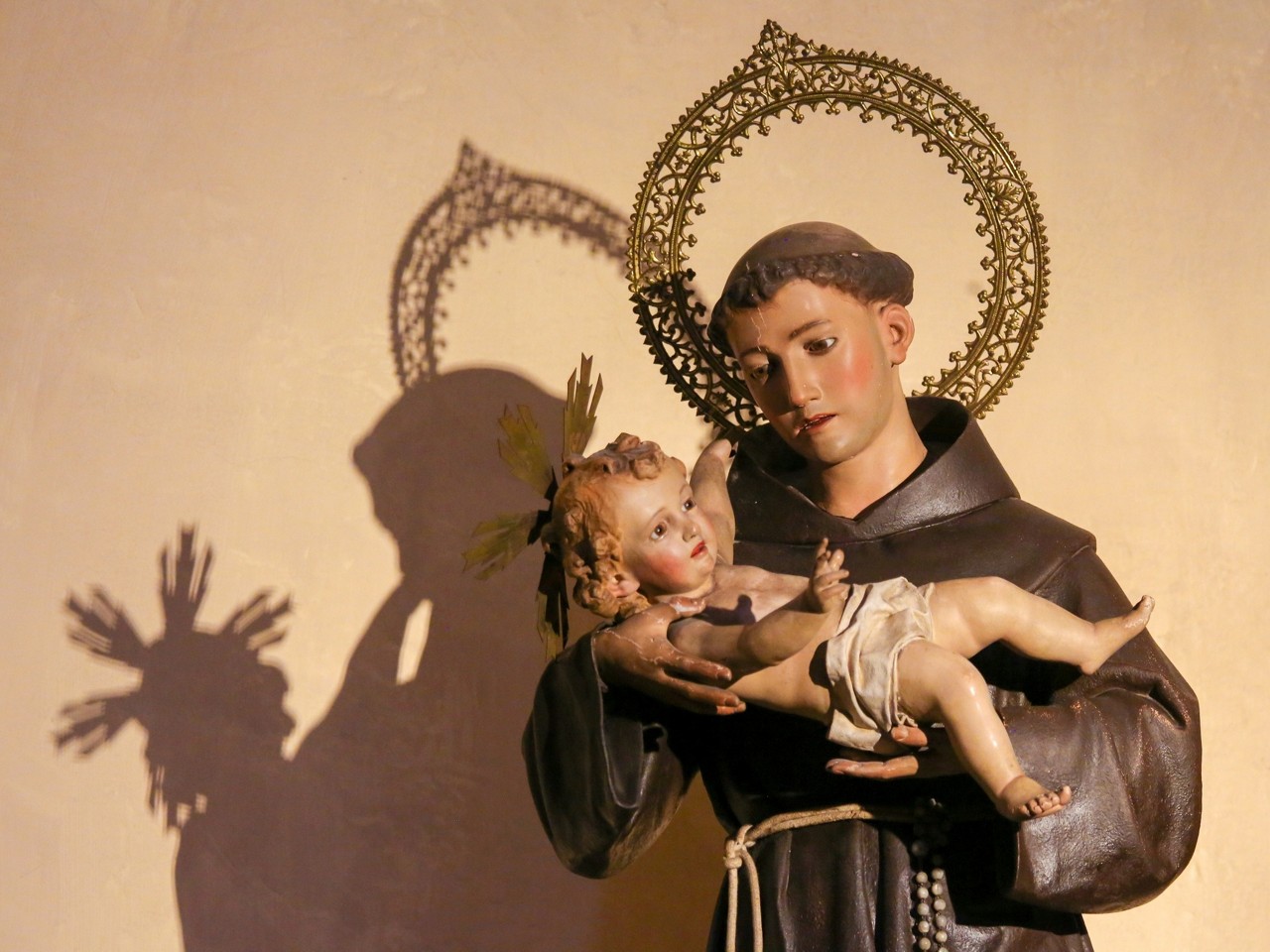 Santo Antônio, conhecido como o “santo dos milagres“, é uma figura especial na Igreja Católica e padroeiro de causas como os pobres, os casamentos e objetos perdidos.