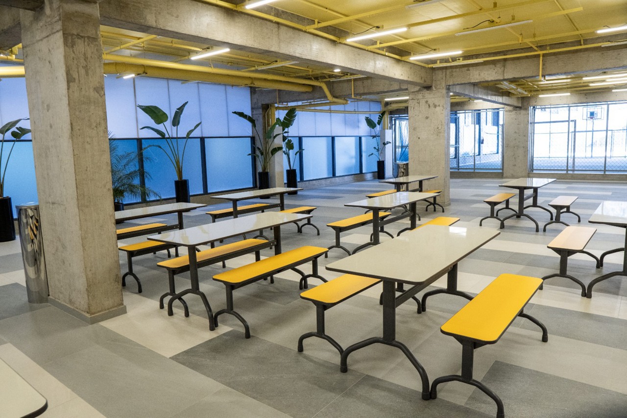 De acordo com a Prefeitura de Nova Lima, a instituição infringiu duas leis municipais e não possui licenciamento para funcionar. A escola, no entanto, afirmou que a documentação está aprovada ou em processo de aprovação.