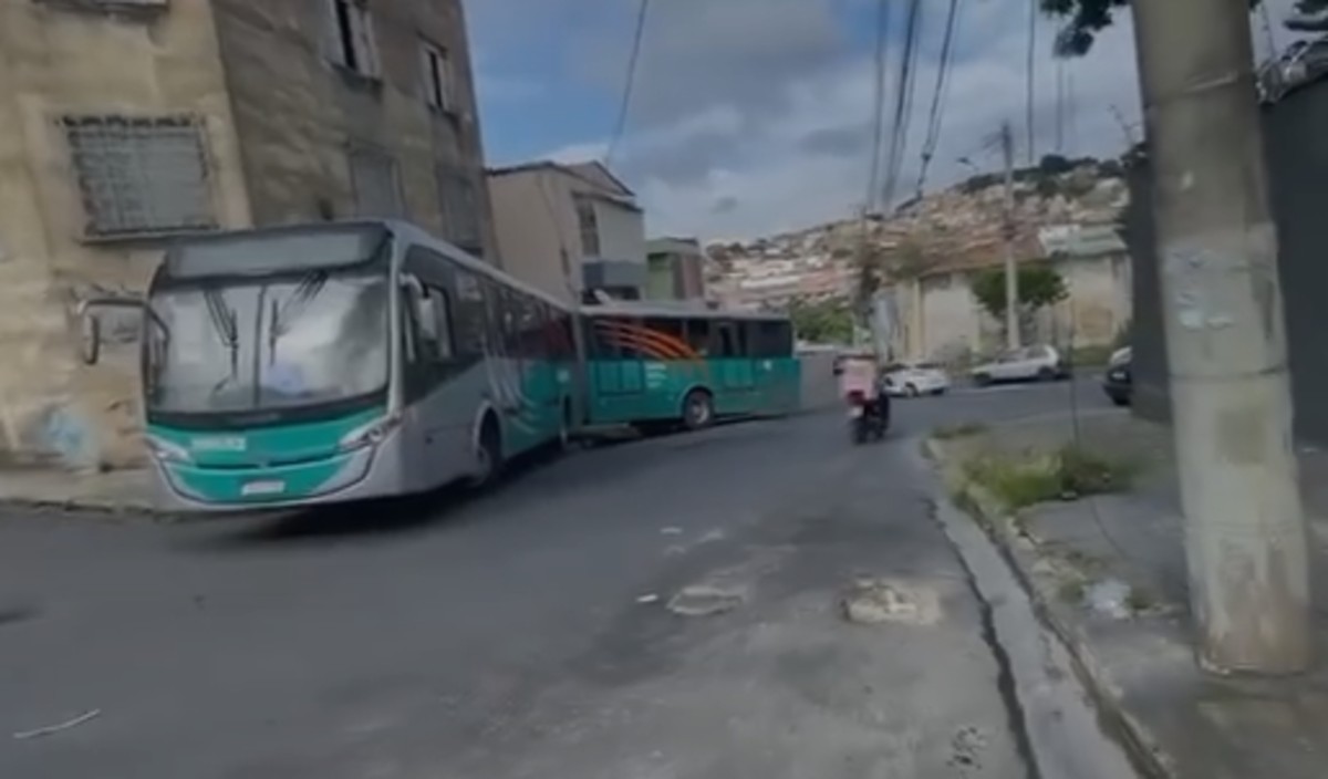 Veículo articulado atingiu imóvel e ficou em L