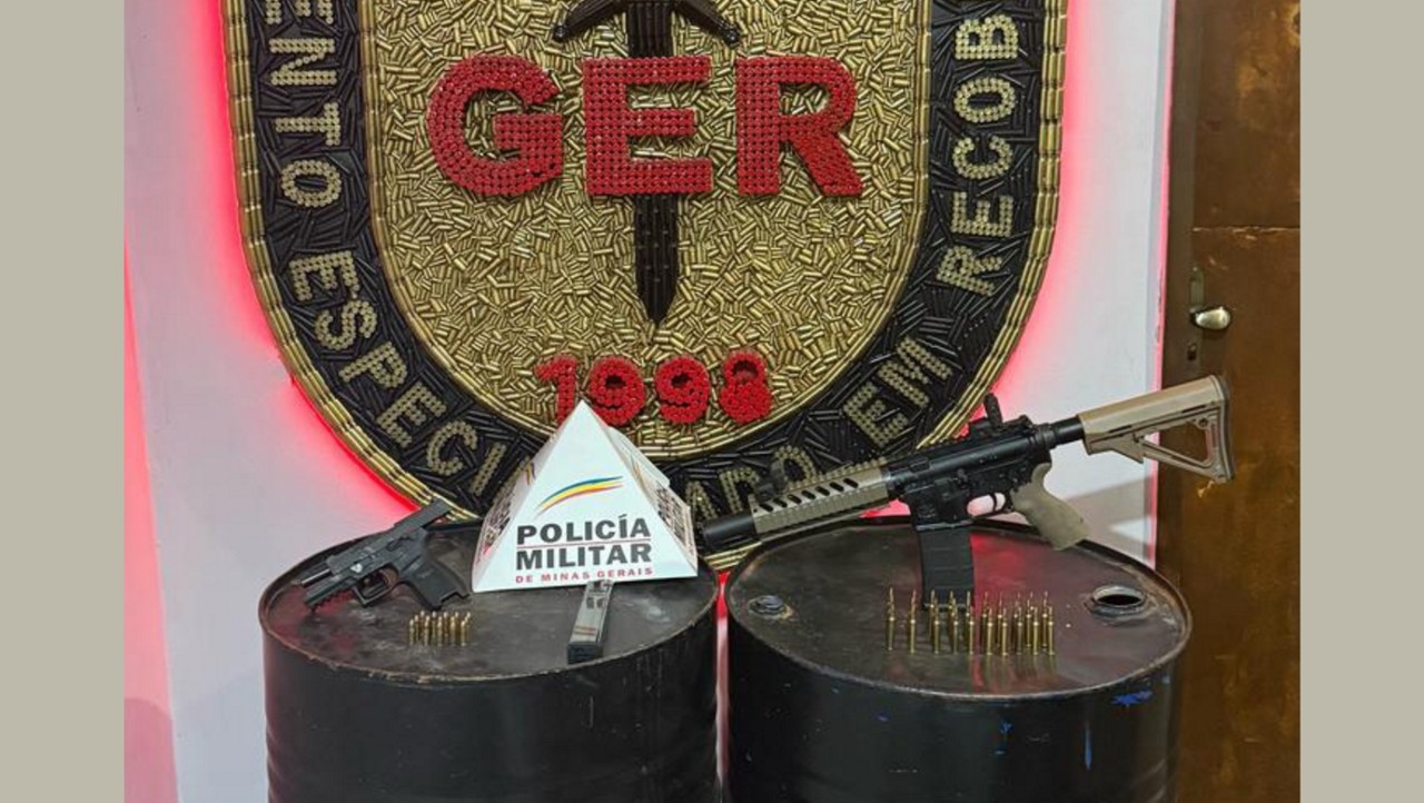 Um fuzil com 30 munições foi apreendido no veículo do suspeito