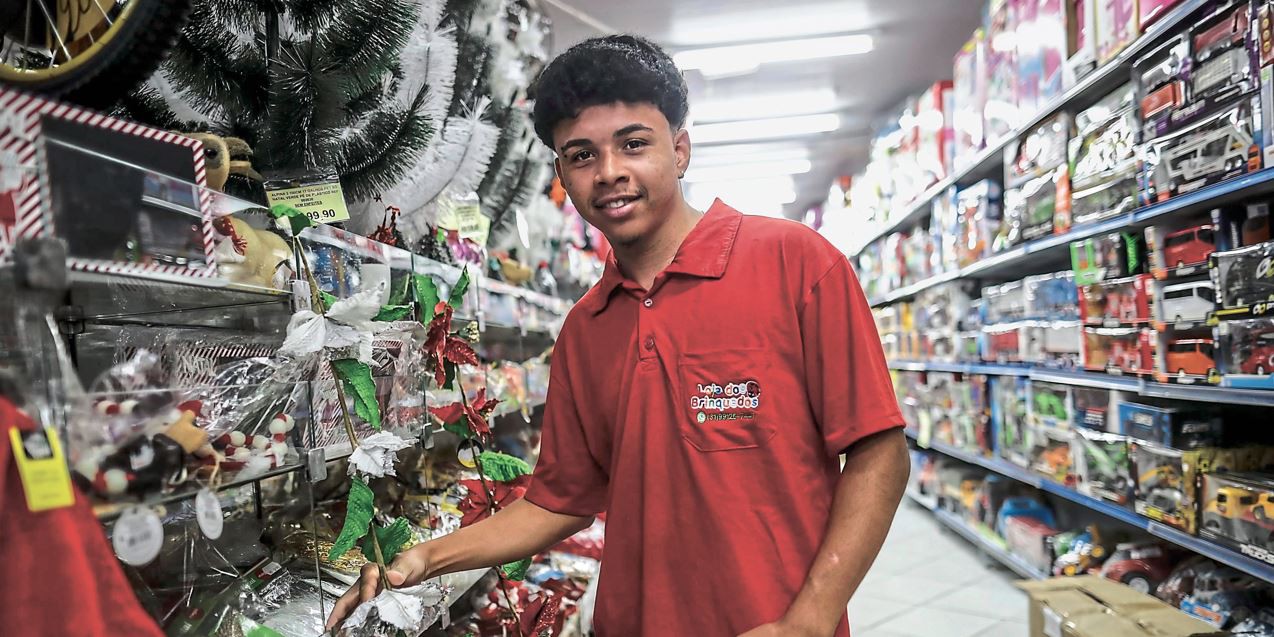 Wesley conseguiu uma vaga de emprego como estoquista