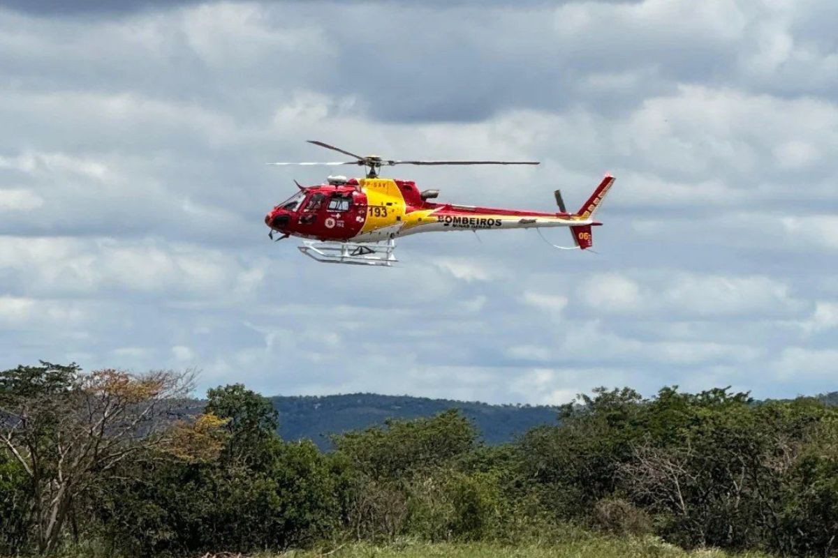 Arcanjo, helicóptero dos bombeiros, auxilia nas buscas em Conceição do Mato Dentro