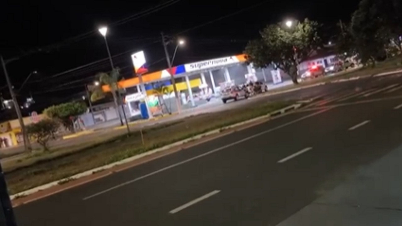 A fuga terminou dentro do posto de combustíveis após intensa troca de tiros