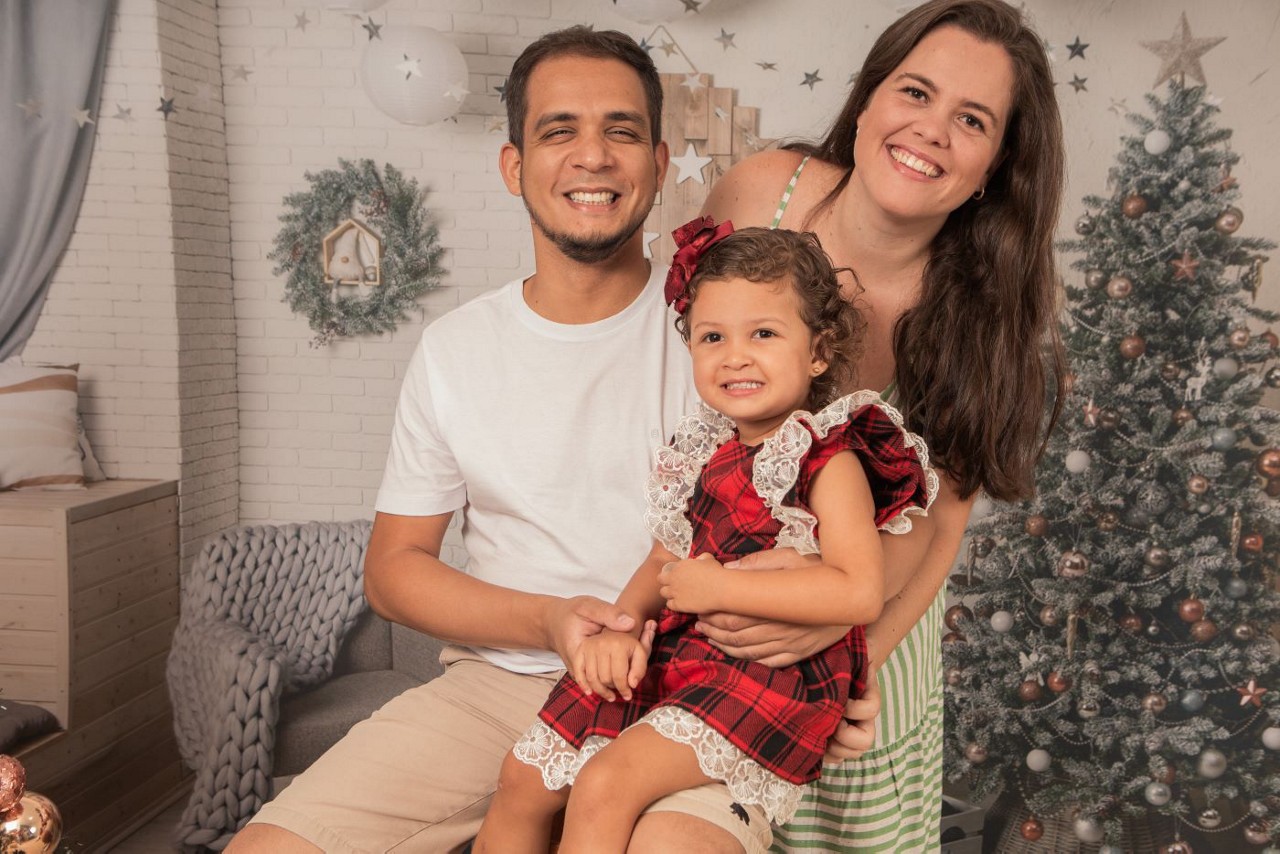 Alan, Fernanda e Julinha: pais buscam R$ 18 milhões para tratamento da filha em São Domingos da Prta