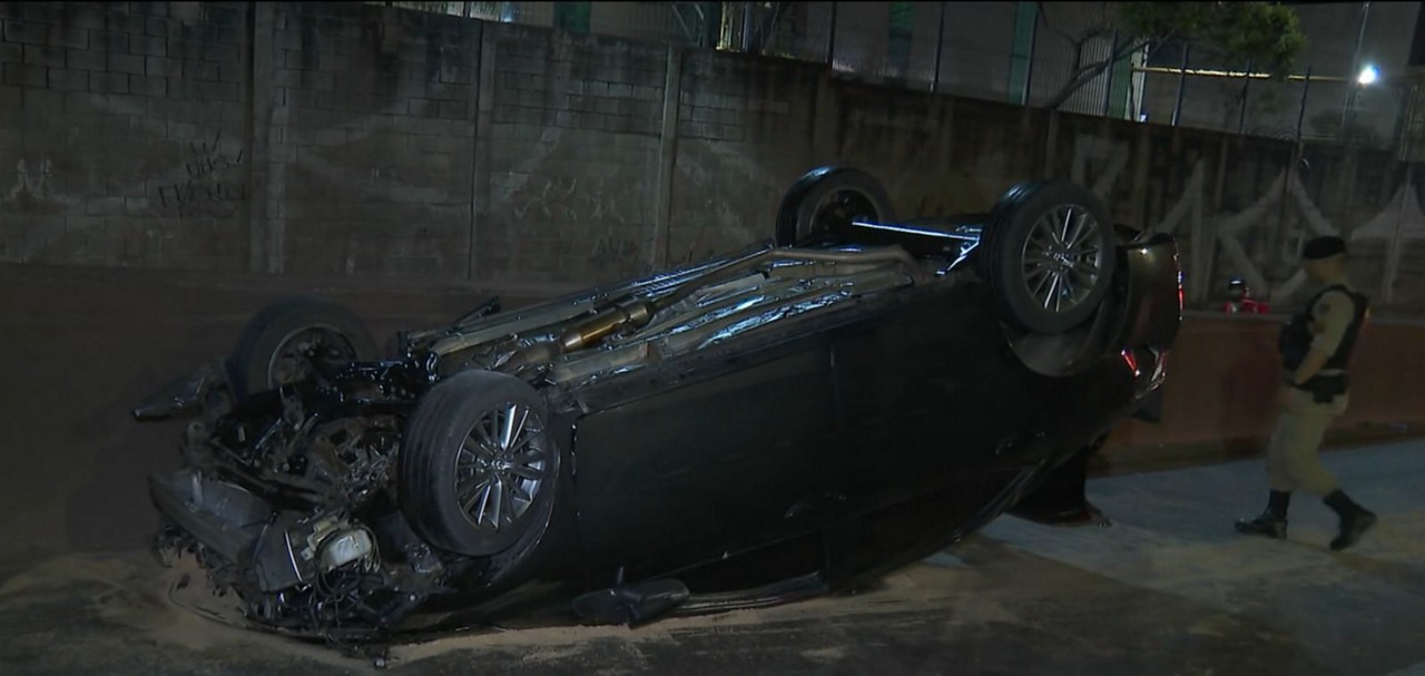 Carro ficou capotado na avenida Cardeal Eugênio Pacelli