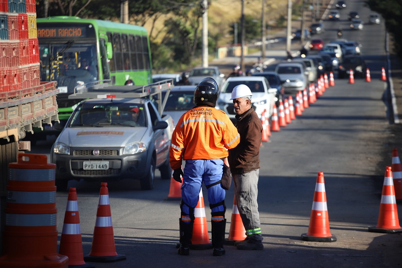 Prefeitura de Contagem espera concluir sinalização para começar obras na avenida João César de Oliveira