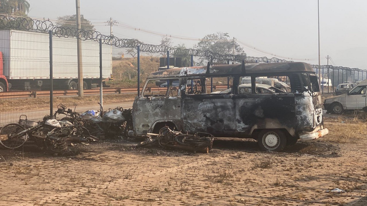 Vinte e sete veículos apreendidos, entre carros de passeio, motos e caminhões, foram destruídos pelo fogo no local