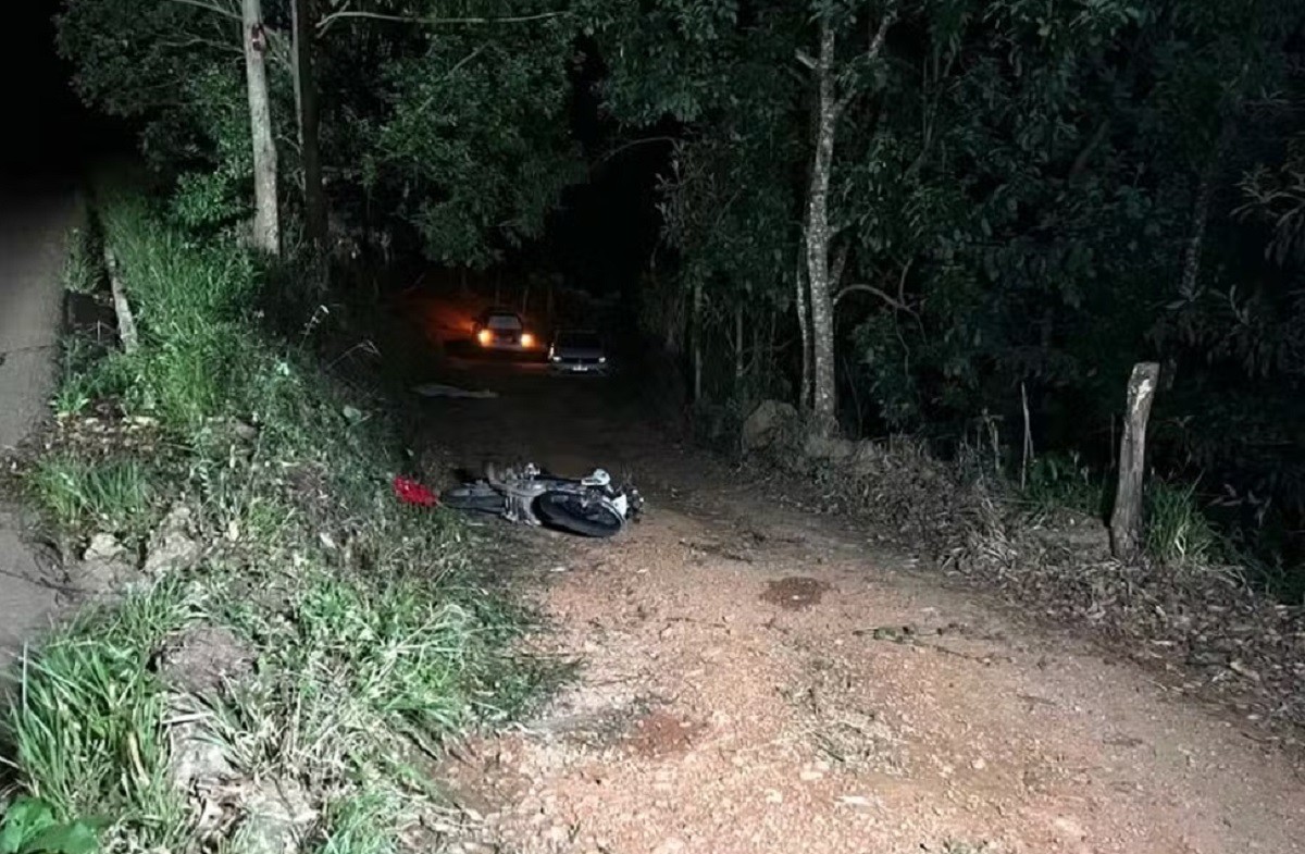 Militar bateu a moto em uma árvore 