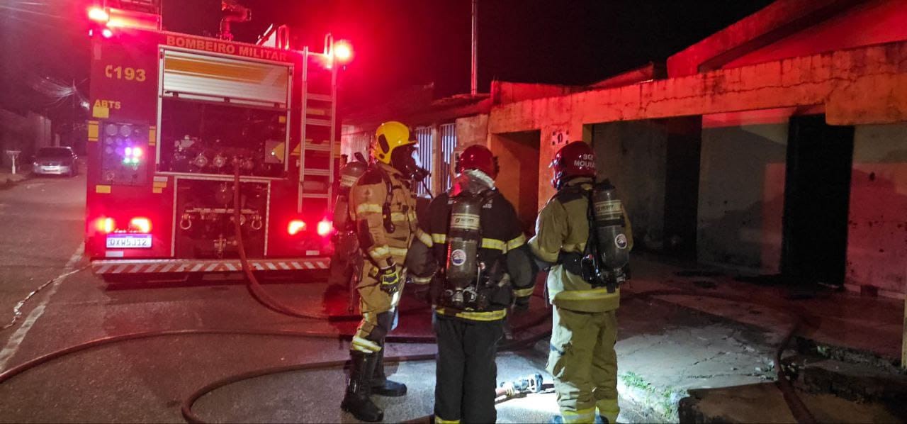 Bombeiros realizaram o atendimento à vitima e o combate ao incêndio 