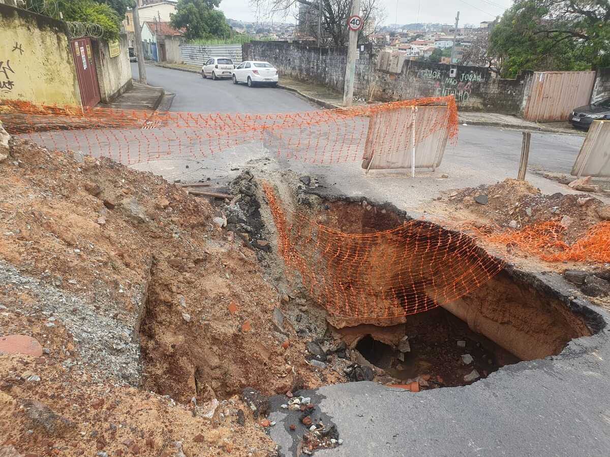 Cratera causa problemas para moradores do bairro Aparecida, em Belo Horizonte