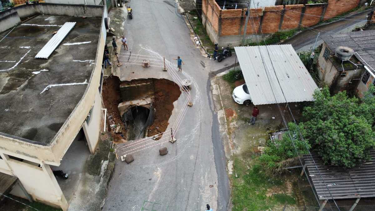 Cratera amedronta moradores da rua das Laranjeiras, no bairro Vila Ideal, em Ibirité