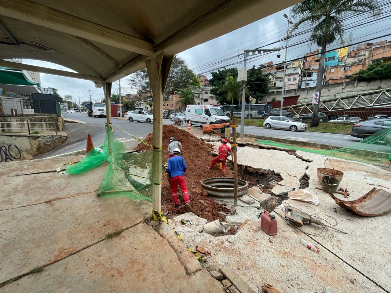 Profissionais da PBH atuam no reparo da cratera na avenida Nossa Senhora do Carmo, no Centro-Sul