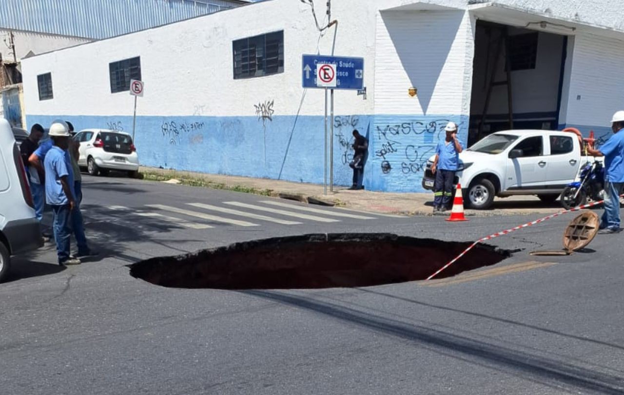 Cratera se abriu em rua no bairro São Francisco, na Pampulha