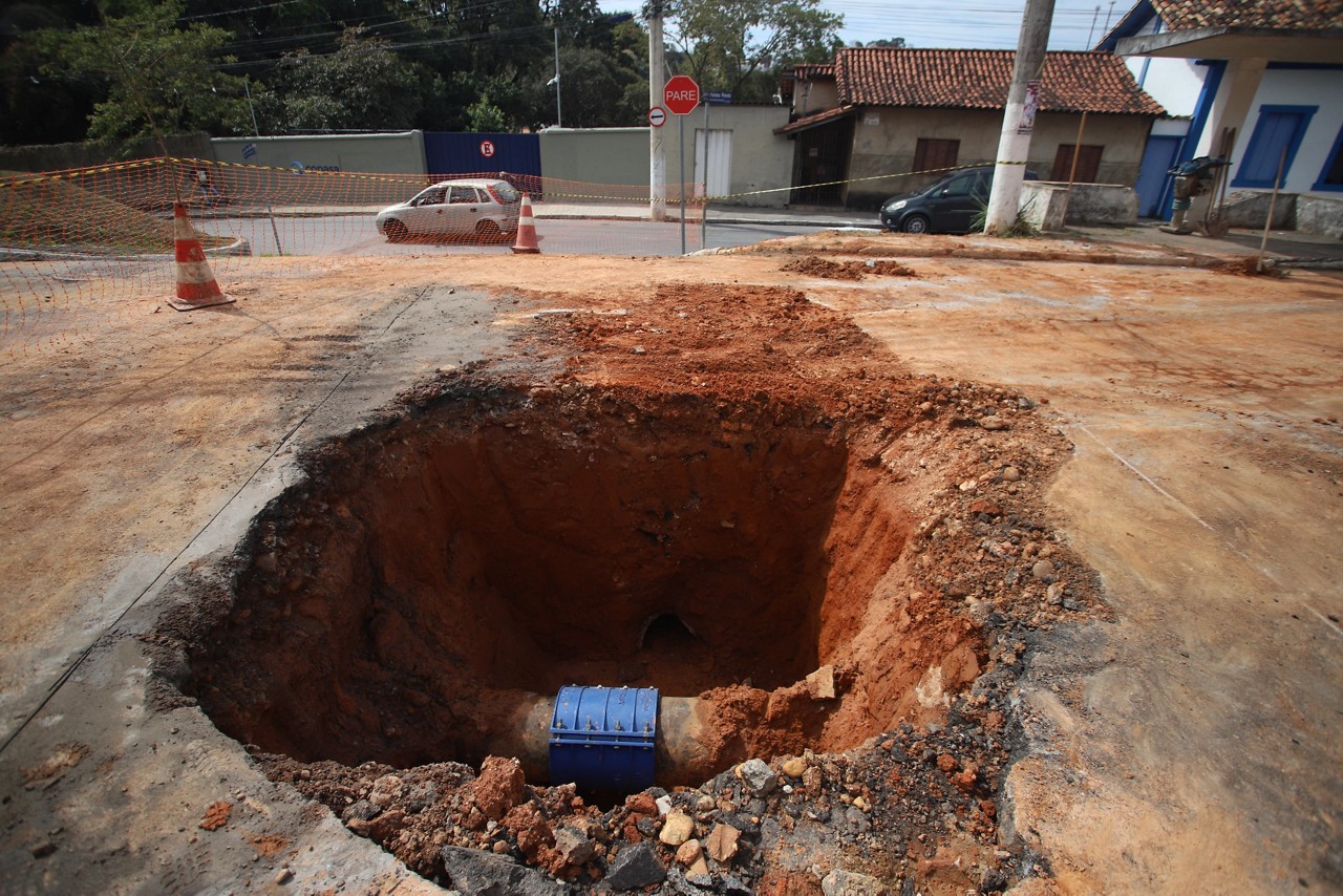 Cratera se abriu em rua no centro histórico de Santa Luzia