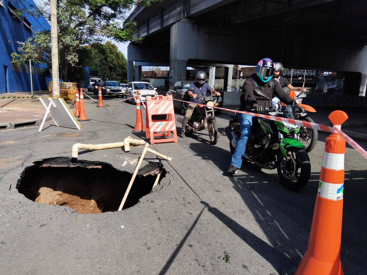 Cratera aberta na avenida Tereza Cristina causa transtornos no trânsito  