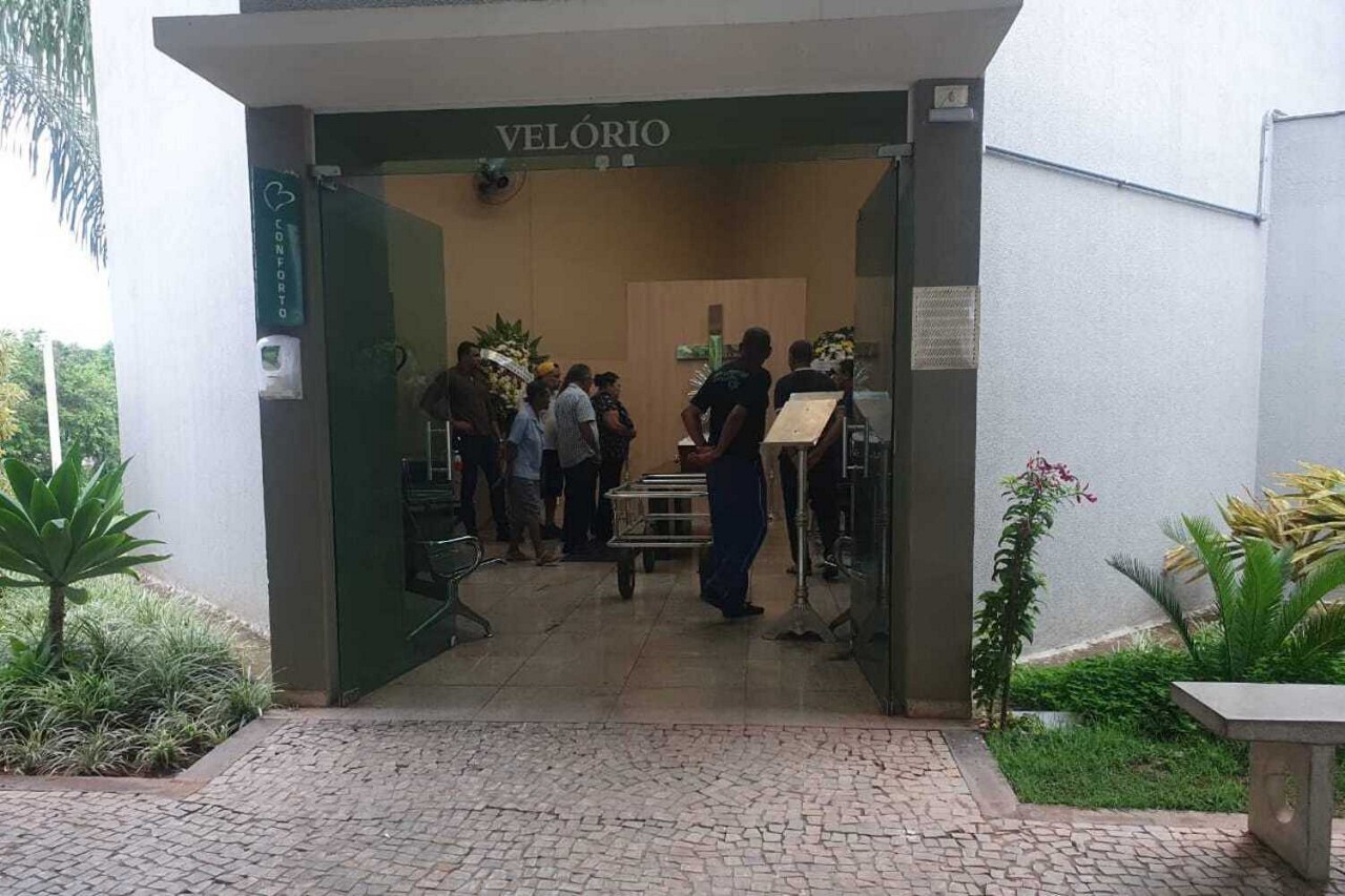 Corpo de jovem é velado em Santa Luzia