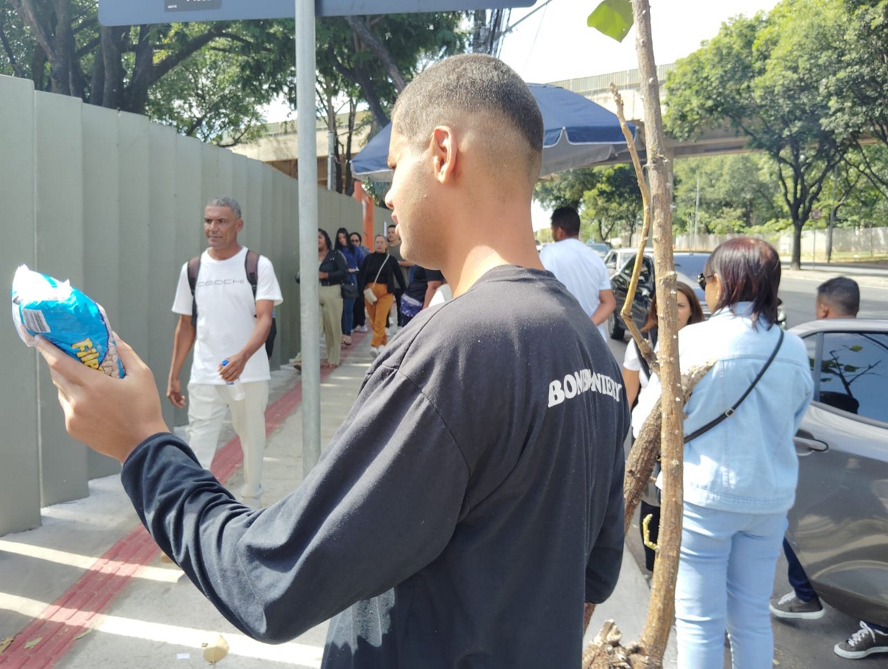 Comerciante na porta do "Cristo é o Show", no Mineirinho
