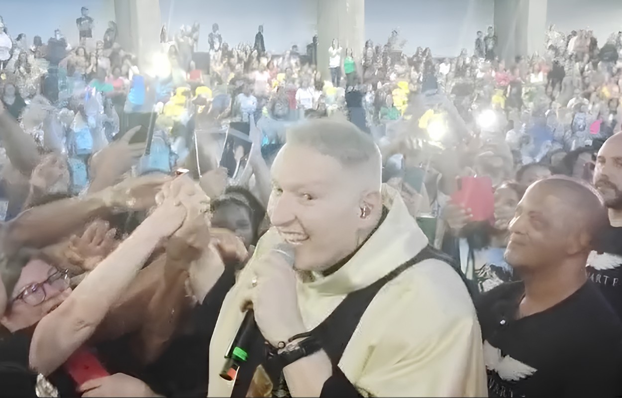 Após a celebração, padre desceu para cumprimentar os fiéis 