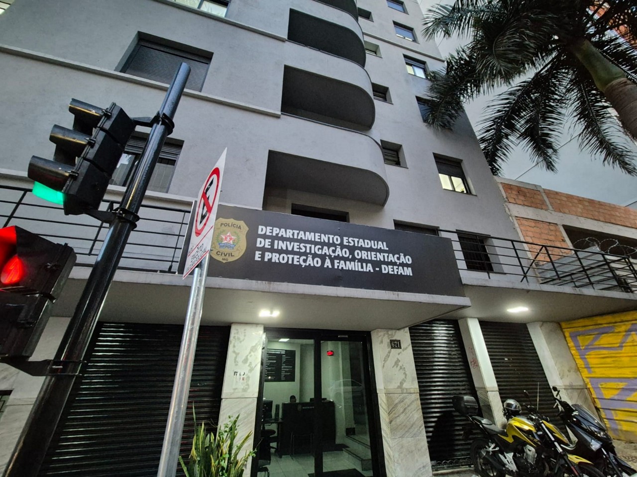 Pais de estudantes do Colégio Santa Maria, em BH, vão à delegacia denunciar criação de falsos nudes por alunos