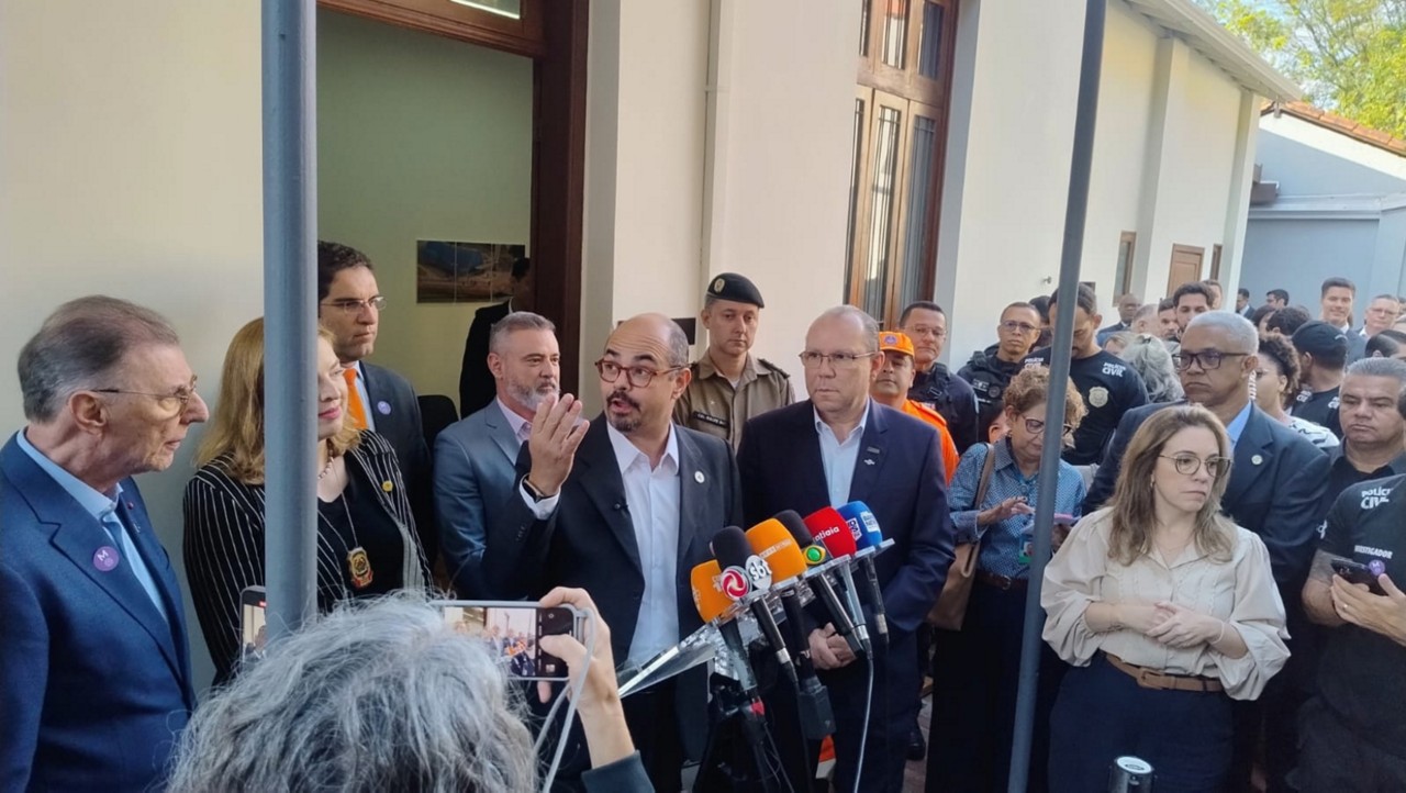 O vice-governador Mateus Simões (Novo) falou com a imprensa durante a inauguração