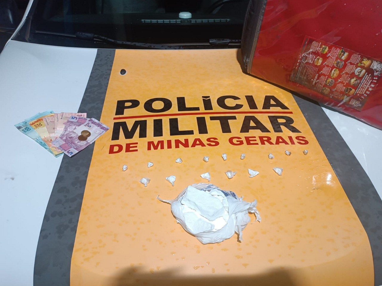 Dentro da bolsa de entrega de comidas foram encontradas 200g de pasta base de cocaína