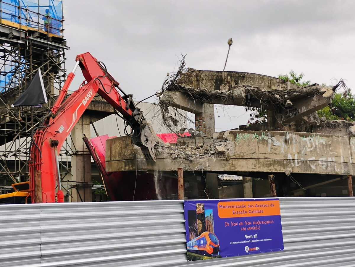 Passarela em formato de "caracol" da estação Calafate, em BH, está sendo demolida, e outra deve ser construída no lugar