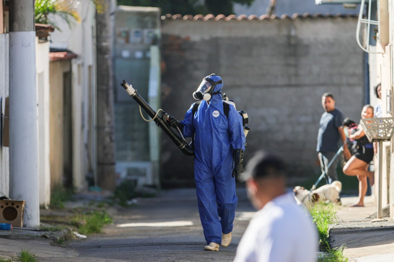 Agende de combate às endemias aplica o chamado "fumacê" na região de Venda Nova, em BH