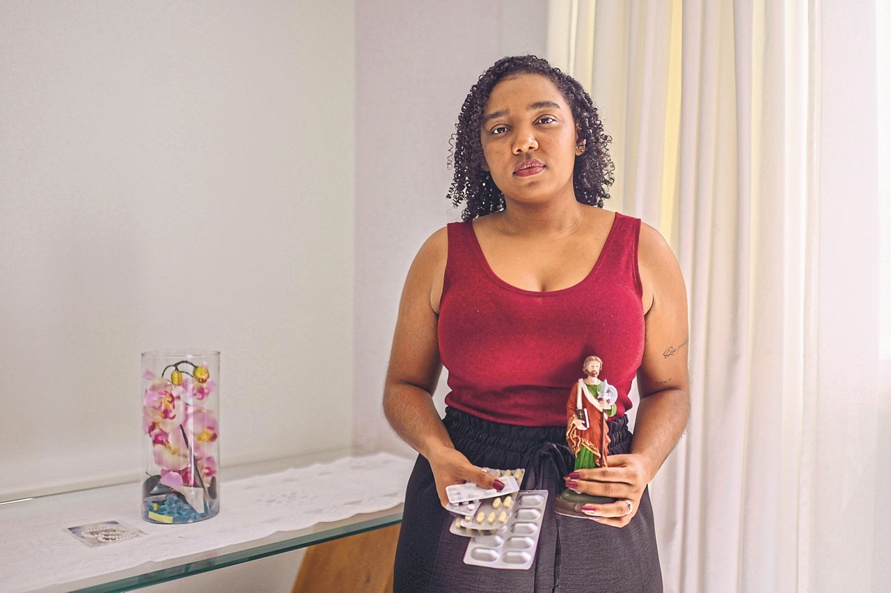 CIDADES  - DO DIA - BELO HORIZONTE - MG . 

BRASIL LIDERA OS CASO SDE DEPRESSAO NA AMERICA LATINA . ISABELLA SILVA DE 23 ANOS HOJE PODE FALAR QUE ESTA ESTAVEL , POIS A TRES ANOS ATRAS TENTOU POR TRES VEZES O SUICIDIO . O QUE TE SALVOU FOI OS REMEDIOS , FAMILIA E UMA ESTATUA DE SAO JUDAS TADEU .
FOTOS : 
Fotos : Fred Magno / O Tempo 10.02.2025.