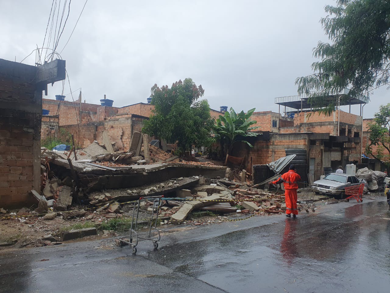 Imóvel de dois andares desaba em BH