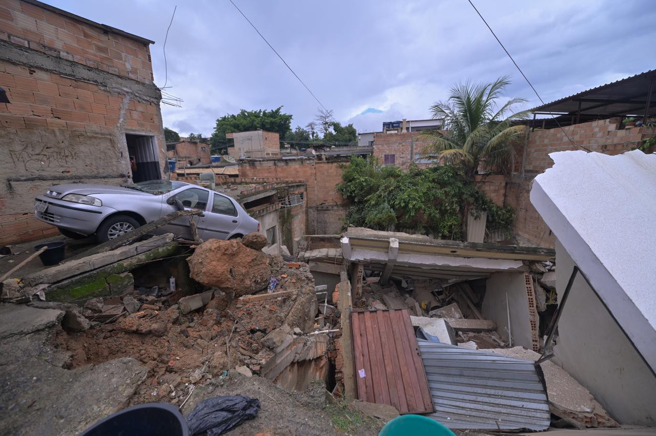 Vizinhos ajudaram no resgate antes da chegada dos bombeiros