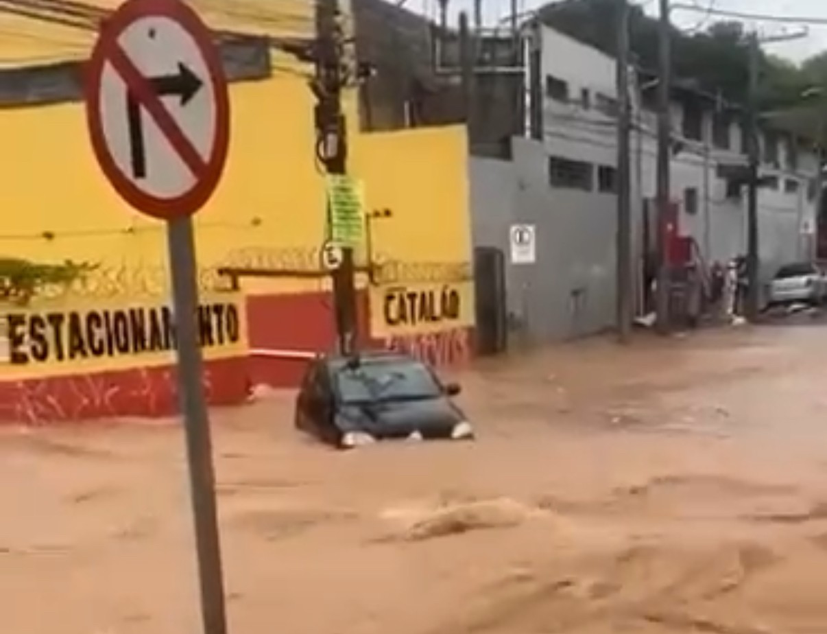 Carros foram arrastados pela água durante chuva forte na região do Barreiro, em BH 