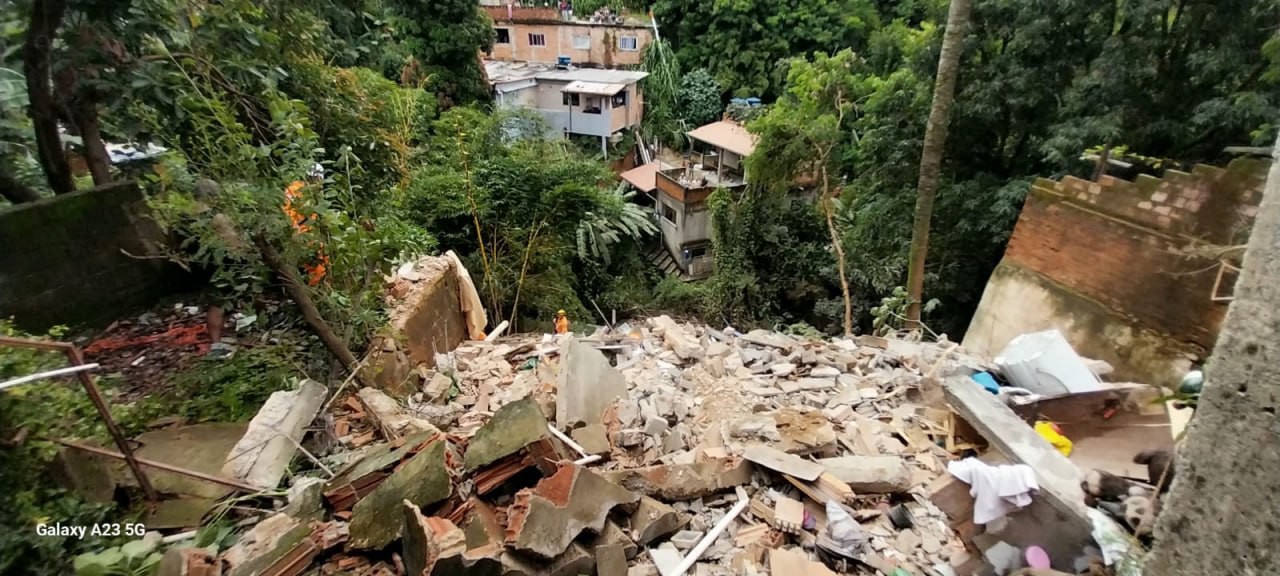 Imóvel tinha danos da estrutura, mas não foi interditado pela Defesa Civil de BH