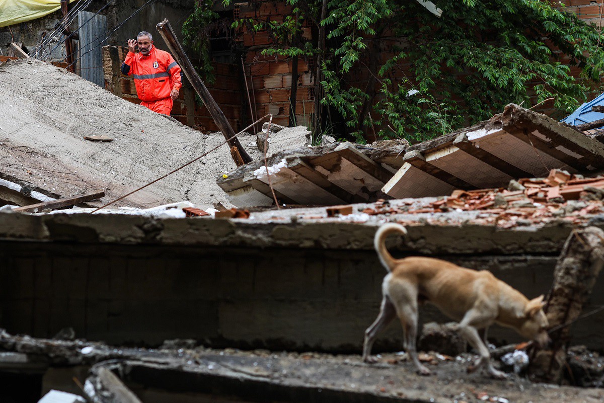Imóvel em construção desabou e deixou vizinhos isolados na rua Mãe D’Água, bairro São Gabriel.