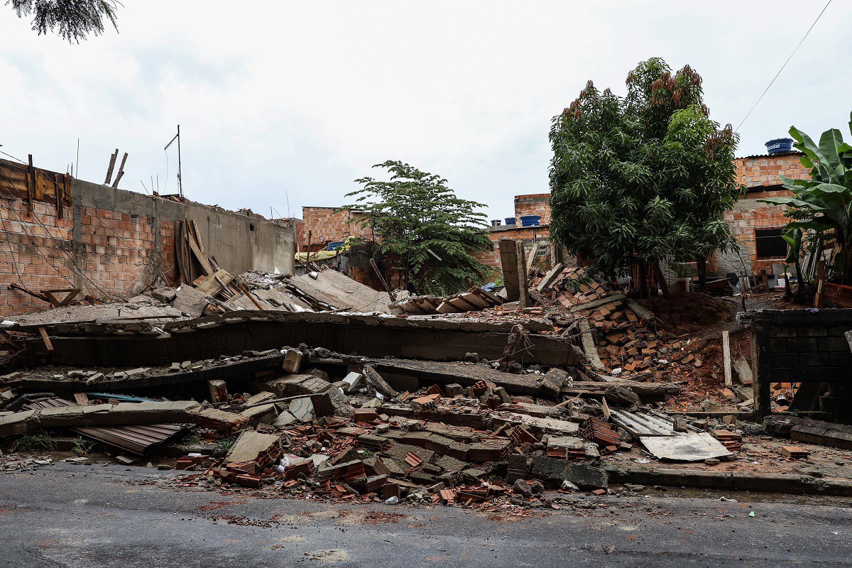 Imóvel em construção desabou e deixou vizinhos isolados na rua Mãe D’Água, bairro São Gabriel.