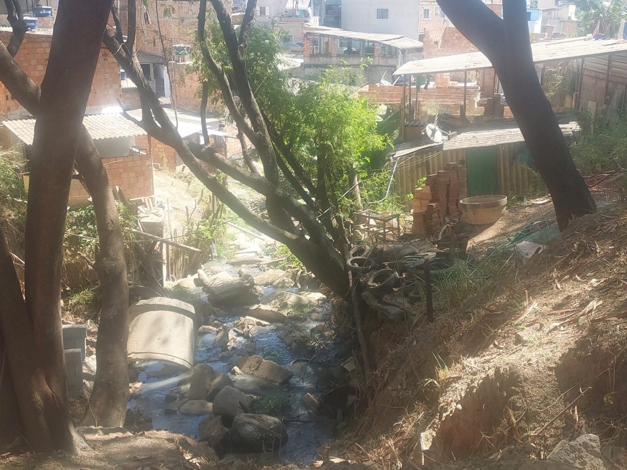 Moradores do bairro Heliopolis, na regiao Norte da Cidade, denunciam desapropriaçao em areas de risco para conclusao de obras de posto de saude.