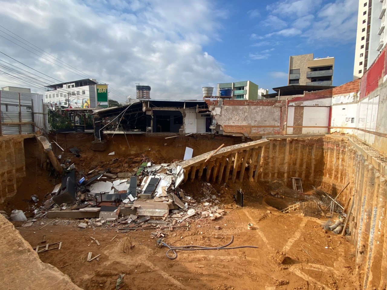 Deslizamento em construção de edifício provocou vazamento de gás e colapsou estrutura de restaurante