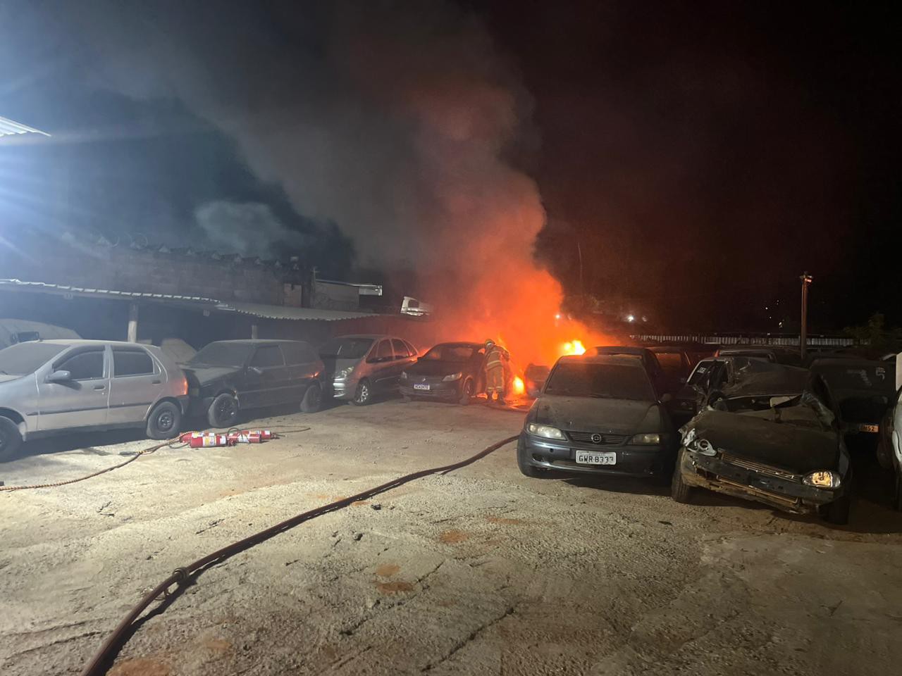 Bombeiros controlam chamas e realizaram rescaldo para evitar novos focos