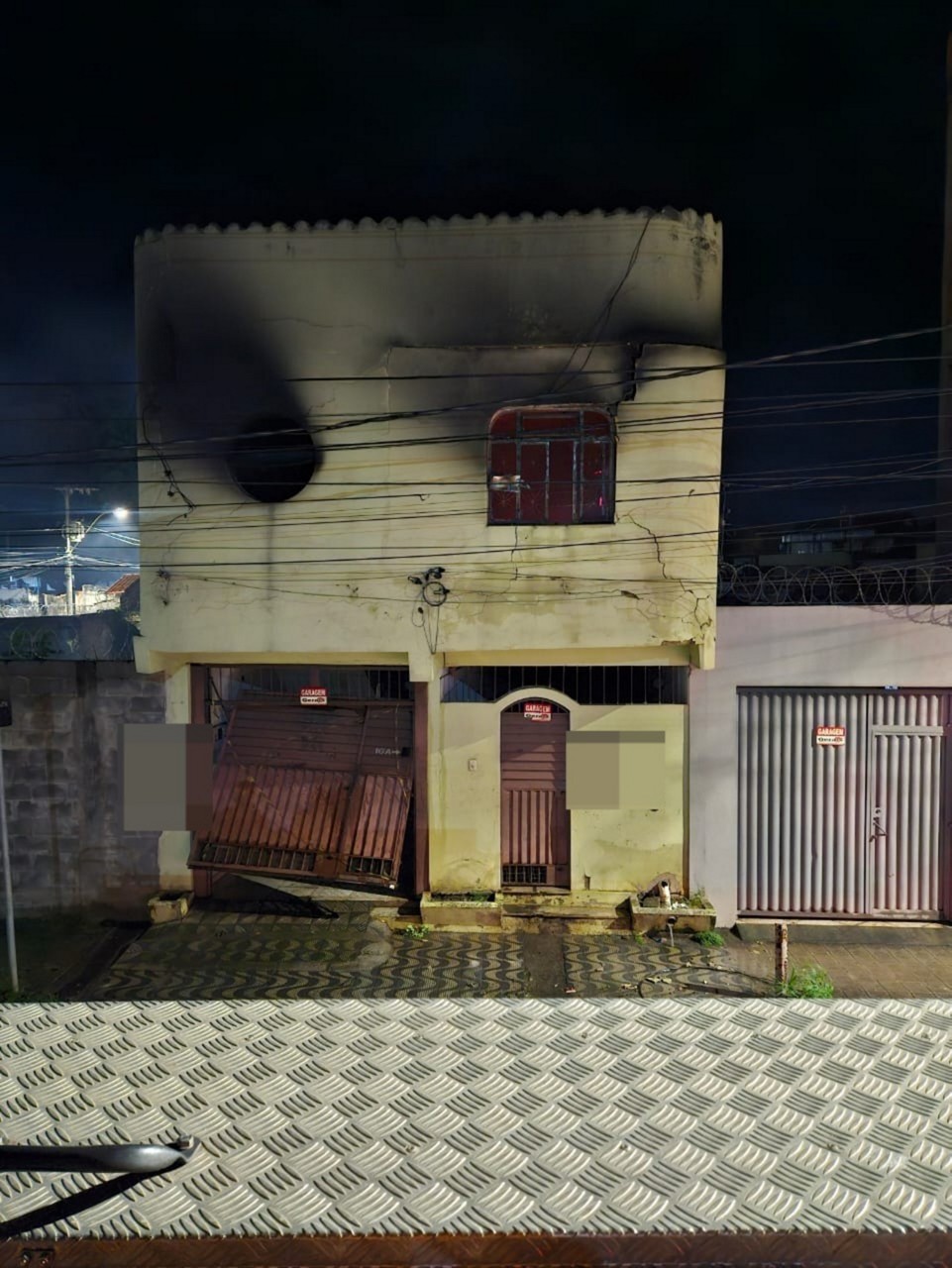 O imóvel sofreu danos estruturais, e a fiação elétrica da rua foi rompida