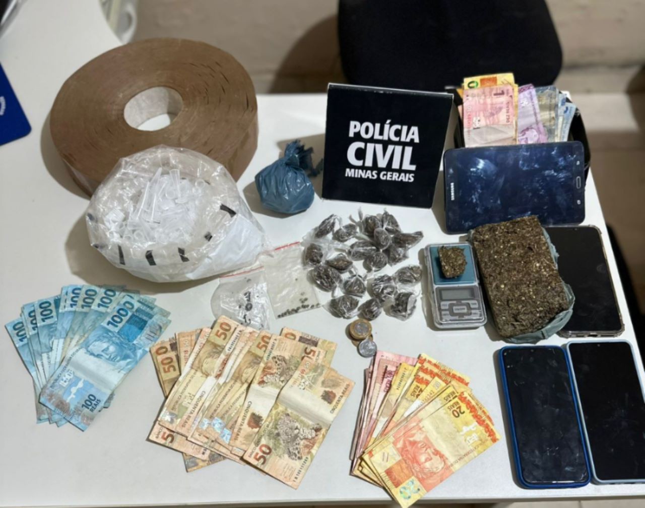 PCMG apreendeu drogas, celulares e dinheiro durante ação em Peçanha, no Leste de Minas